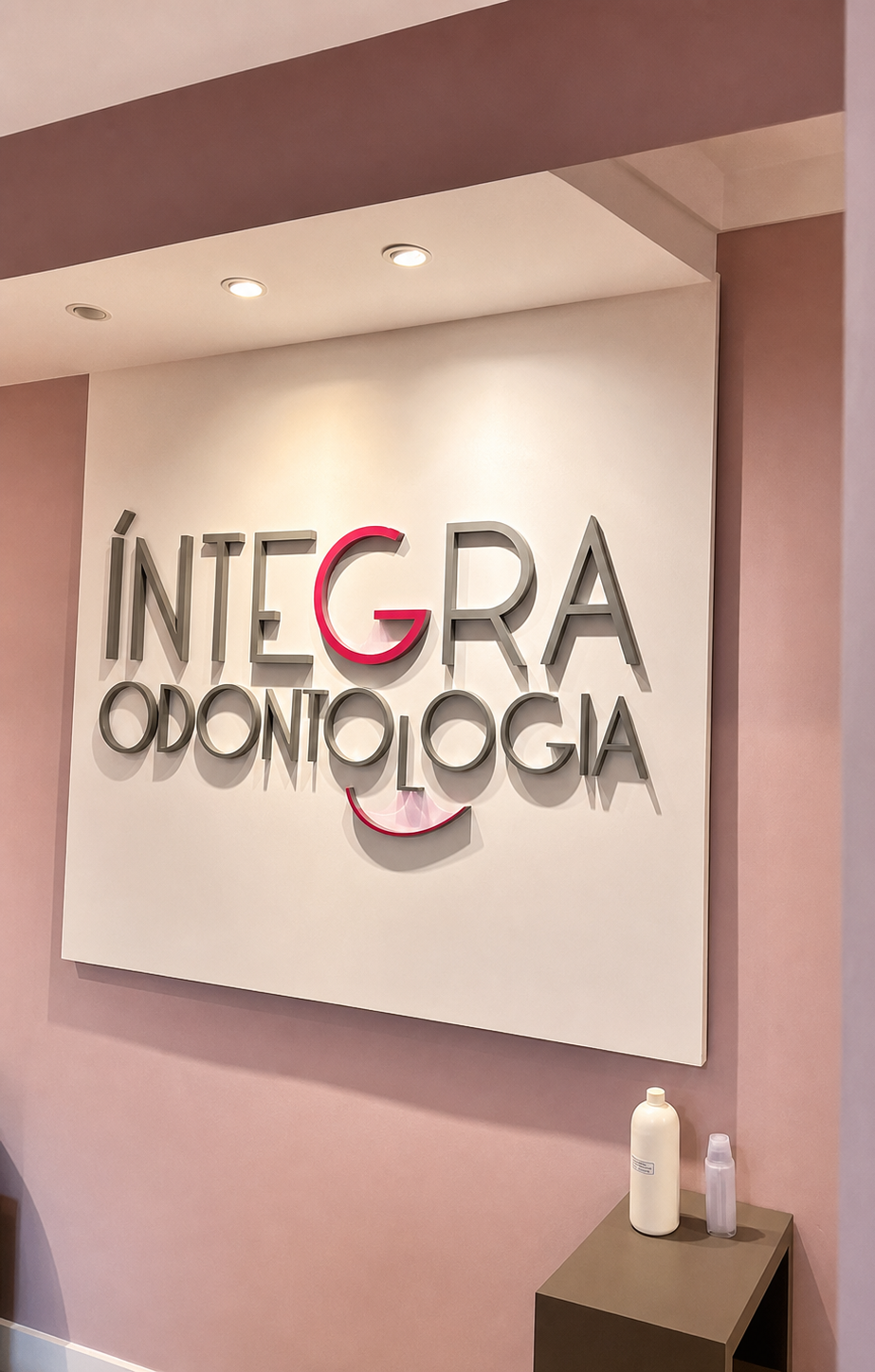 Letreiro Íntegra Odontologia na recepção